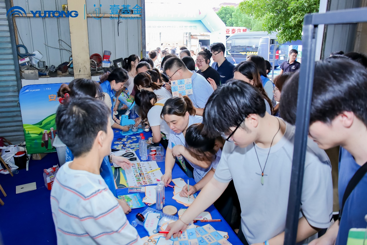 2025z6com·尊龙&amp;amp;amp;amp;amp;壹基金交通安全公益行·轻客专场走进江苏靖江